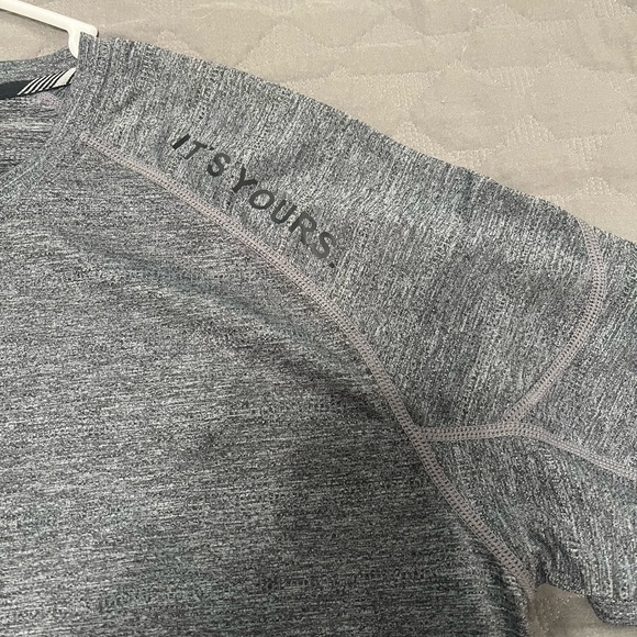 Lululemon - Grey Shirt - Men’s Size M - Picture 4 of 4